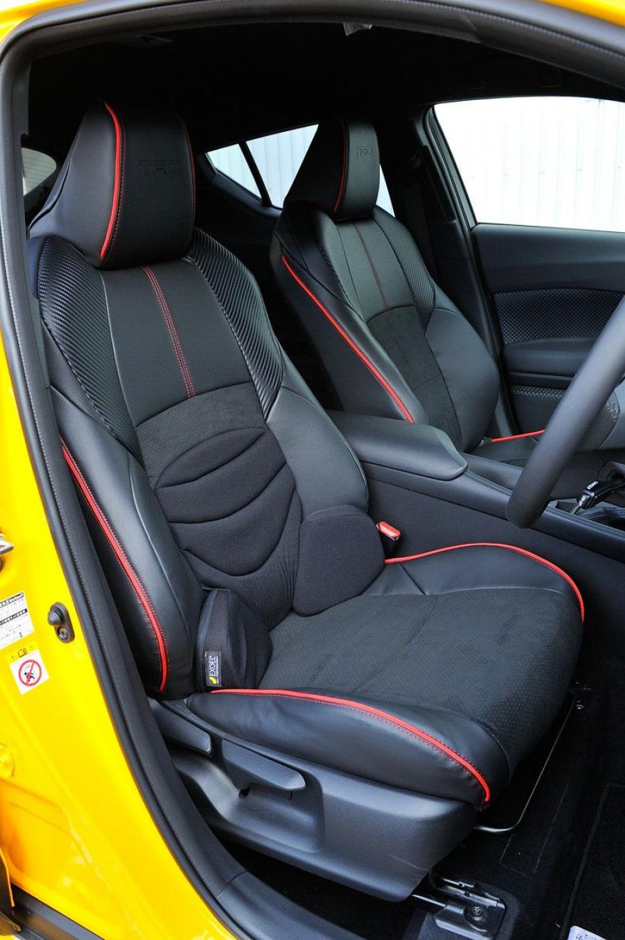 Интерьер Toyota C-HR Hybrid Aggressive Style by TRD 2016 года  (фото 8 из 18)